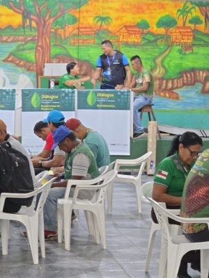 A elaboração do Plano Estadual de Bioeconomia avançou nos dias 5 e 6 de maio, com a realização de atividades nos municípios de Amaturá (a 909 quilômetros de Manaus) e Fonte Boa (a 678 quilômetros da capital amazonense). Os encontros fizeram parte dos Diálogos Municipais, promovidos pelo Governo do Amazonas, por meio da Secretaria de Estado de Desenvolvimento Econômico, Ciência, Tecnologia e Inovação (Sedecti). O principal objetivo da iniciativa foi ouvir os diversos setores da sociedade para a construção de um plano alinhado à conservação da biodiversidade estadual.