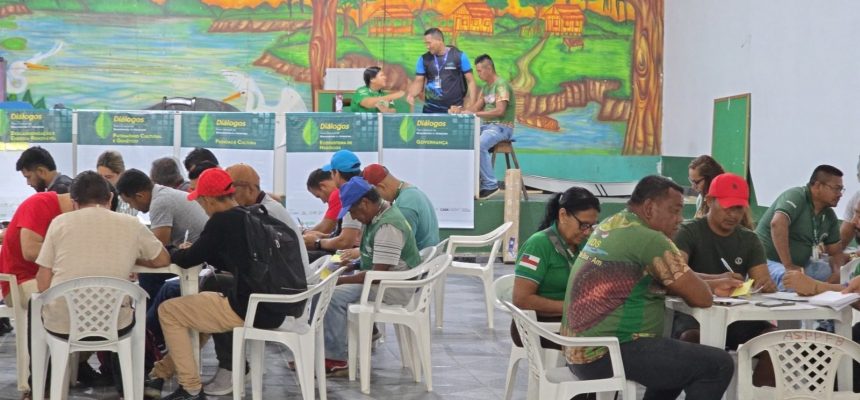 A elaboração do Plano Estadual de Bioeconomia avançou nos dias 5 e 6 de maio, com a realização de atividades nos municípios de Amaturá (a 909 quilômetros de Manaus) e Fonte Boa (a 678 quilômetros da capital amazonense). Os encontros fizeram parte dos Diálogos Municipais, promovidos pelo Governo do Amazonas, por meio da Secretaria de Estado de Desenvolvimento Econômico, Ciência, Tecnologia e Inovação (Sedecti). O principal objetivo da iniciativa foi ouvir os diversos setores da sociedade para a construção de um plano alinhado à conservação da biodiversidade estadual.