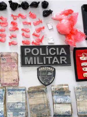 A Polícia Militar do Amazonas (PMAM), por meio do 1º Pelotão de Polícia Militar (PEL) subordinado ao 8º Batalhão da Polícia Militar (BPM), apreendeu entorpecentes em Amaturá (a 909 quilômetros de Manaus). A ocorrência, que resultou na prisão de um homem, de 33 anos, foi registrada em um bar do município, na terça-feira (10/06).