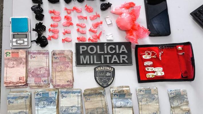A Polícia Militar do Amazonas (PMAM), por meio do 1º Pelotão de Polícia Militar (PEL) subordinado ao 8º Batalhão da Polícia Militar (BPM), apreendeu entorpecentes em Amaturá (a 909 quilômetros de Manaus). A ocorrência, que resultou na prisão de um homem, de 33 anos, foi registrada em um bar do município, na terça-feira (10/06).
