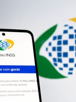 O governo federal afirma já ter restituído cerca de R$ 1,53 bilhão a aposentados e pensionistas lesados pelo esquema que realizava descontos ilegais dos benefícios previdenciários pagos pelo Instituto Nacional do Seguro Social (INSS). Do total ressarcido, os maiores montantes foram destinados a aposentados e pensionistas dos estados de São Paulo (R$ 293,7 milhões); Minas Gerais (R$ 149,5 milhões); Bahia (R$ 137,2 milhões) e Rio de Janeiro (R$ 124,4 milhões). Segundo o Ministério da Previdência Social, dos mais de 5,58 milhões de segurados do instituto que questionaram algum desconto em seus benefícios, cerca de 2,46 milhões já aderiram ao acordo de ressarcimento que o Supremo Tribunal Federal (STF) aprovou em julho deste ano. Ainda de acordo com a pasta, o número de aposentados e pensionistas que já aderiram ao acordo correspondem a 74% das pessoas que, entre as que questionaram os descontos, estão aptas a receber de volta os valores deduzidos sem autorização. A contestação dos descontos lançados entre março de 2020 e março de 2025 pode ser feita até, no mínimo, 14 de novembro, pelo aplicativo Meu INSS, pela central telefônica 135 ou nas agências dos Correios. Uma vez feita a contestação, a entidade que recebeu o valor descontado tem até 15 dias para demonstrar que a cobrança da mensalidade associativa foi devidamente autorizada pelo aposentado ou pensionista. Caso não haja resposta dentro do prazo ou esta seja insatisfatória, a pessoa prejudicada pode aderir ao acordo de ressarcimento, pelo aplicativo Meu INSS ou nas agências dos Correios. A adesão ao acordo é necessária para que o beneficiário receba os valores a que têm direito, integralmente e corrigidos, diretamente em sua conta, sem precisar recorrer à Justiça. “O ressarcimento está chegando a aposentados e pensionistas em todas as regiões do país. Nosso compromisso é garantir que cada beneficiário receba de volta o que é seu, com respeito, segurança e transparência”, afirmou, em nota, o presidente do INSS, Gilberto Waller.