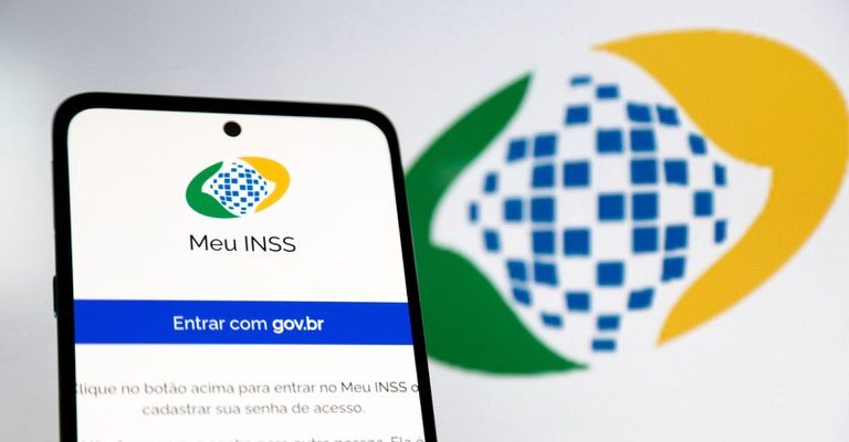 O governo federal afirma já ter restituído cerca de R$ 1,53 bilhão a aposentados e pensionistas lesados pelo esquema que realizava descontos ilegais dos benefícios previdenciários pagos pelo Instituto Nacional do Seguro Social (INSS). Do total ressarcido, os maiores montantes foram destinados a aposentados e pensionistas dos estados de São Paulo (R$ 293,7 milhões); Minas Gerais (R$ 149,5 milhões); Bahia (R$ 137,2 milhões) e Rio de Janeiro (R$ 124,4 milhões). Segundo o Ministério da Previdência Social, dos mais de 5,58 milhões de segurados do instituto que questionaram algum desconto em seus benefícios, cerca de 2,46 milhões já aderiram ao acordo de ressarcimento que o Supremo Tribunal Federal (STF) aprovou em julho deste ano. Ainda de acordo com a pasta, o número de aposentados e pensionistas que já aderiram ao acordo correspondem a 74% das pessoas que, entre as que questionaram os descontos, estão aptas a receber de volta os valores deduzidos sem autorização. A contestação dos descontos lançados entre março de 2020 e março de 2025 pode ser feita até, no mínimo, 14 de novembro, pelo aplicativo Meu INSS, pela central telefônica 135 ou nas agências dos Correios. Uma vez feita a contestação, a entidade que recebeu o valor descontado tem até 15 dias para demonstrar que a cobrança da mensalidade associativa foi devidamente autorizada pelo aposentado ou pensionista. Caso não haja resposta dentro do prazo ou esta seja insatisfatória, a pessoa prejudicada pode aderir ao acordo de ressarcimento, pelo aplicativo Meu INSS ou nas agências dos Correios. A adesão ao acordo é necessária para que o beneficiário receba os valores a que têm direito, integralmente e corrigidos, diretamente em sua conta, sem precisar recorrer à Justiça. “O ressarcimento está chegando a aposentados e pensionistas em todas as regiões do país. Nosso compromisso é garantir que cada beneficiário receba de volta o que é seu, com respeito, segurança e transparência”, afirmou, em nota, o presidente do INSS, Gilberto Waller.