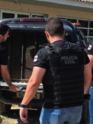 A Polícia Civil do Amazonas (PC-AM), por meio da 49ª Delegacia Interativa de Polícia (DIP) de Amaturá (a 909 quilômetros de Manaus), cumpriu, na segunda-feira (08), mandados de prisão preventiva de um homem, de 38 anos, por importunação sexual, e de outro indivíduo, de 52 anos, por estupro, praticados contra duas colegas de trabalho, de 23 e 47 anos. As prisões foram efetuadas no município.